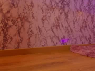 girl
        caseypierce_ cam image #11910