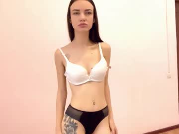 girl
        pretty_on_riot cam image #19597