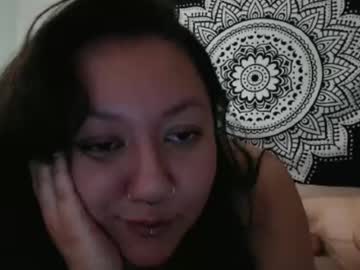 couple
        peachiestallion cam image #8054