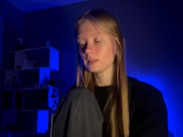 girl
        mittietonge cam image #18821