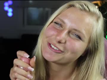 girl
        crystal_blond cam image #13279